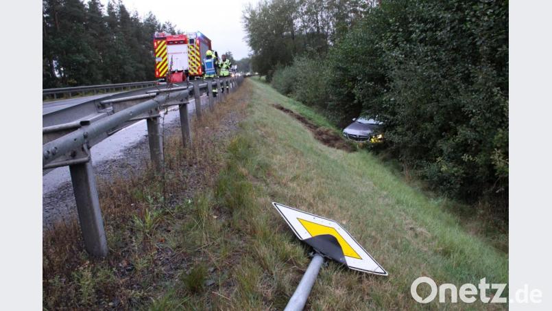 Die abgesenkte Leitplanke wirkte wie eine Sprungschanze. Auch ein Vorfahrtsschild stand im Weg. Bild: za