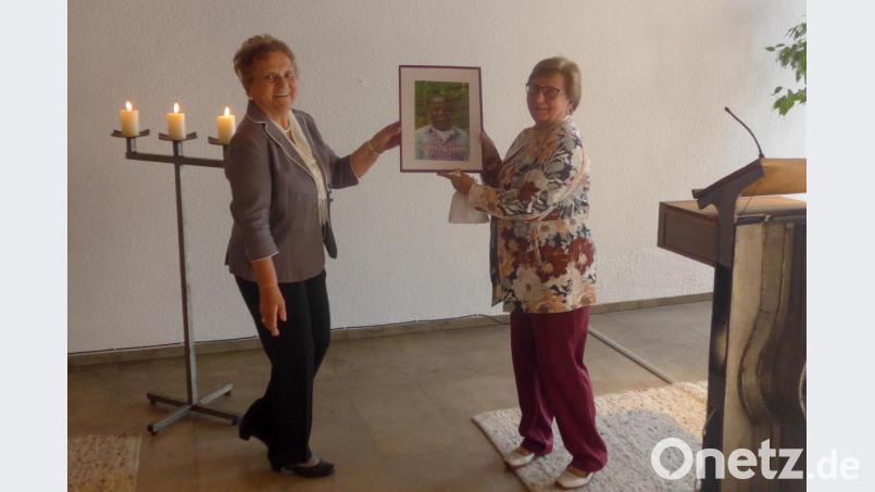 Eine Spende von 500 Euro übergibt Ilse Stark im Gemeindezentrum Kreuz Christi an Renate Bärnklau vom Arbeitskreis Partnerschaft und Mission. Bild: exb