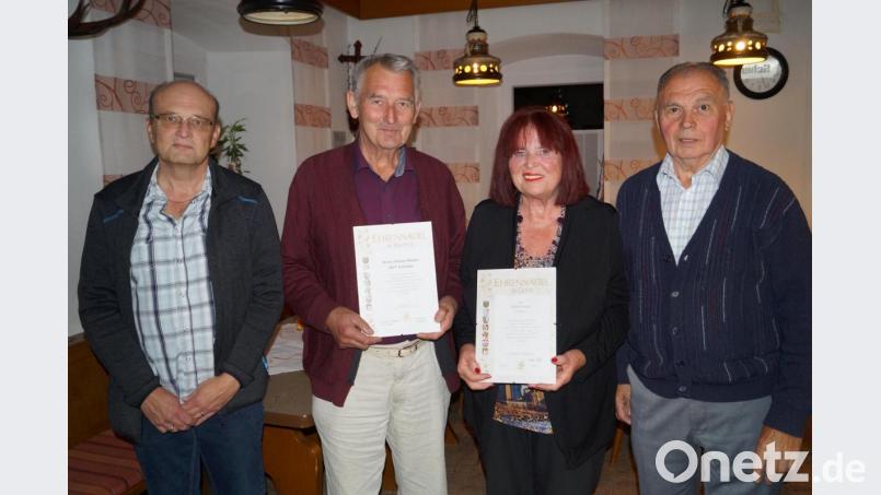 Vorsitzender Herbert Wolf (rechts) und Schatzmeister Stefan Hüfner-Weigel (links) zeichnen Anni Weig für 40 und Johann Stiegler für 15 Jahre Treue zum Obst- und Gartenbauverein Schirmitz aus. Bild: du