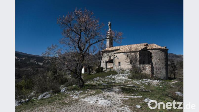 Mit Autor und Hobbyfotograf Helmut Luckhardt lassen sich die Zuhörer bei einem Bildervortrag auf eine Reise durch Frankreich mitnehmen. Kirche auf Kalkfelsen über Castellane Bild: exb/Helmut Luckhardt