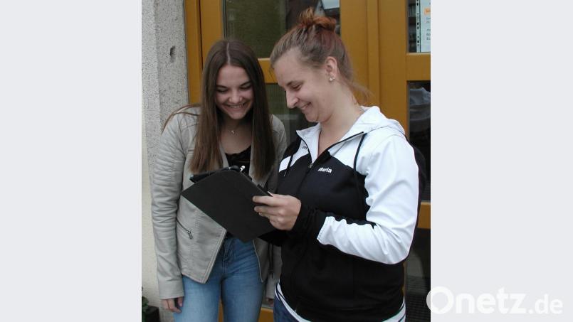 Zufrieden mit dem abgelaufenen Ferienprogramm zeigen sich Jugendbürgermeisterin Lilli Glowka (links) und Jugendbeauftragte Maria König. Alles auf dem Tablet festgehalten und sofort abrufbar. 113 Kinder und Jugendliche und 26 Betreuer waren aktiv und brachten das Ferienprogramm über die Bühne. Bild: ld