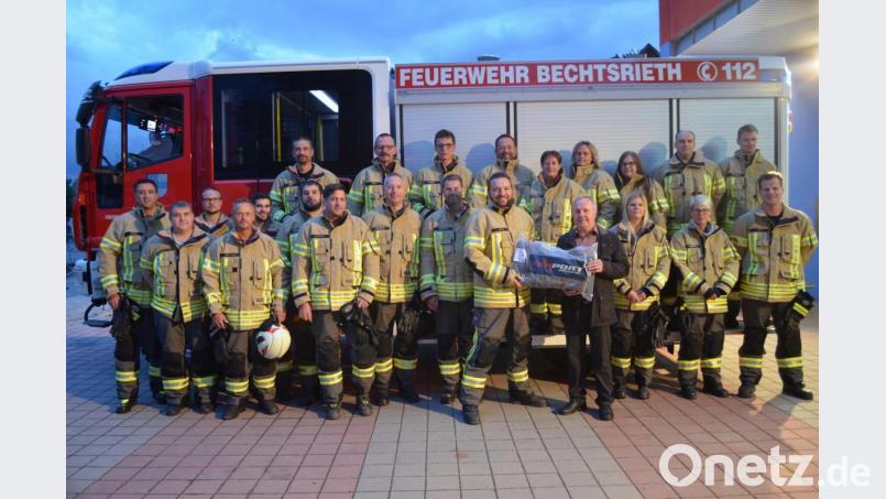 Einen Teil der neuen 44 Schutzanzüge übergibt Bürgermeister Gerhard Scharl an die Feuerwehr. Bild: fz