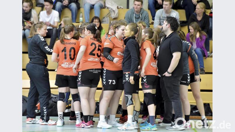 Teambesprechung bei den Handballerinnen der HG Amberg mit Co-Trainer Christof Heiduk (rechts) und Trainerin Nadine Pohl (Mitte rechts).


Bild: Ziegler Bild: Hubert Ziegler