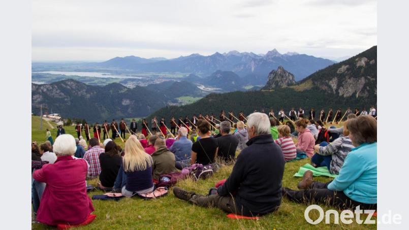 Beim Alphornbläserkonzert auf dem Breitenberg bei Pforten im Allgäu waren über 120 Alphornisten mit dabei. Die Großkonreuther Truppe stellte mit 17 Musikern die größte Einzelgruppe. Bild: Markus Werner/exb