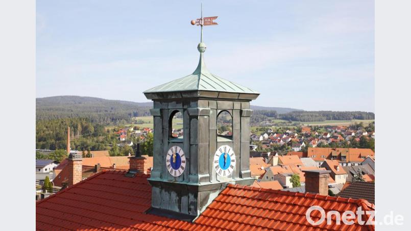 Drei neue Zifferblätter samt goldene Zeiger schmücken das Türmchen auf dem ehemaligen Amtsgerichtsgebäude. Im Hintergrund der Naabberg und der Steinwald. Bild: JOCHEN NEUMANN
ERBENDORF