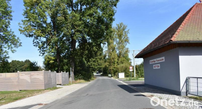 Der Container-Standplatz erhielt einen befestigten neuen Standort gegenüber dem Feuerwehrgelände und wurde mit einem Sichtschutz versehen. Bild: rgr