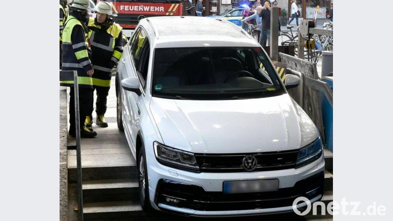 München: Zwei Urlauber fuhren mit ihrem Auto am Donnerstag in den Treppenabgang, wie die Feuerwehr mitteilte. Bild: dpa