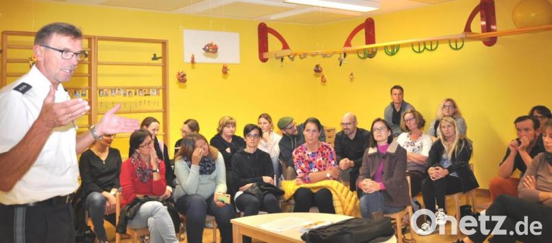 Über Kindersicherung in Fahrzeugen referiert Polizeihauptkommissar Jakob Stahl von der Polizeiinspektion Vohenstrauß in Tännesberg im Kindergarten &quot;St.Martin&quot;. Zahlreiche Eltern hörten interessiert zu. Bild: es