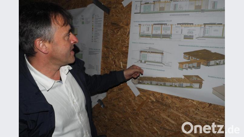 Architekt Christian Schönberger zeigt auf dem Plan die Einteilung der Räume: Jede der drei Kindergarten-Gruppen verfügt über zwei kleine Nebenräume. Bild: bl