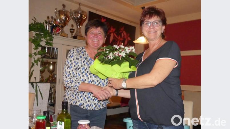 Mit Blumenduft endet beim Obst- und Gartenbauverein eine Reise mit Petra Stark (rechts) in die Welt der Naturkosmetik. Irmgard Lingl dankte ihr für ihren besonderen Vortrag mit Blumen. Bild: rn