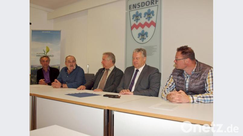 Projektleiter Karl-Heinz Hofbauer (Zweiter von links) betonte, wer glaube, das Klima schützen und dabei noch Geld zu sparen ein Widerspruch sei, werde beim Energiesparcheck des Zentrums für Erneuerbare Energien und Nachhaltigkeit eines Besseren belehrt. Mit im Bild ZEN-Vorsitzender Florian Junkes, Landrat Richard Reisinger, Bürgermeister Markus Dollacker und Klimaschutzkoordinator Joachim Scheid (von rechts). Bild: sön