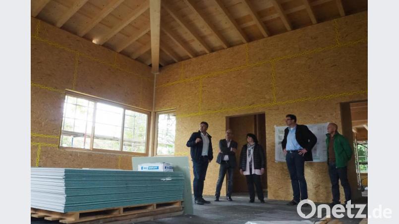 Der Turnraum im neuen Kindergarten beeindruckt schon in der Bauphase durch seine Deckenkonstruktion aus massiven Holzbalken. Architekt Christian Schönberger, Kirchenpfleger Peter Scharnagl, Bürgermeisterin Birgit Höcherl, Pfarrer Wolfgang Dietz und Hans Mösbauer von der Kirchenverwaltung (von links) sind stolz auf den Neubau, der aktuellen Erfordernissen Rechnung trägt.. Bild: bl