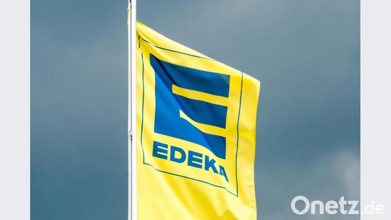 Eine Fahne mit dem Logo von Edeka ist zu sehen. Bild: Armin Weigel