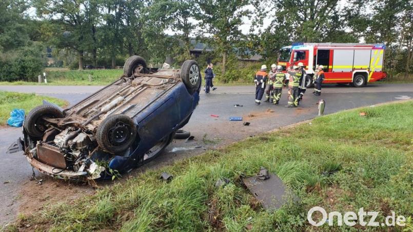 Das Auto überschlug sich und blieb auf der Straße liegen. Bild: exb