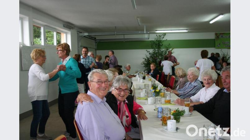 Es muss ja kein Tanzsaal sein, auch zwischen den Tischreihen im Kleintierzüchterheim kann man Freude am Tanzen haben oder auch nur genussvoll zuzuschauen. Bild: gpa