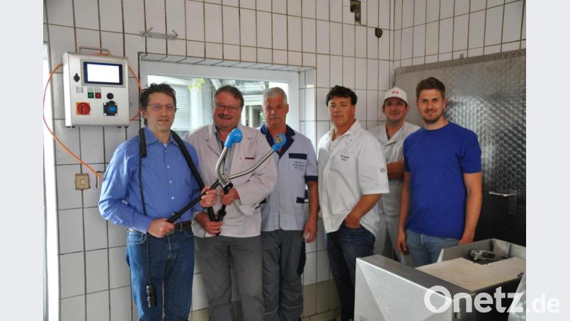 Hermann Malzer aus Konnersreuth (von links), Toni Landgraf aus Tirschenreuth, Stefan Hecht von der Metzgerei Rubenbauer in Ebnath, Herbert Thiem aus Kulmain, Metzger Hans Braun aus Kulmain und Armin Stegmaier von der Firma Eberle präsentierten das neu installierte Betäubungsgerät. Bild: ak