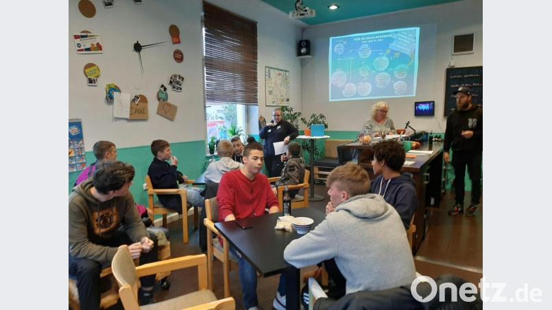 Guten Zuspruch findet die Wahlveranstaltung im Café des Jugendzentrums Hängematte. Bild: Cornelia Aschenbach