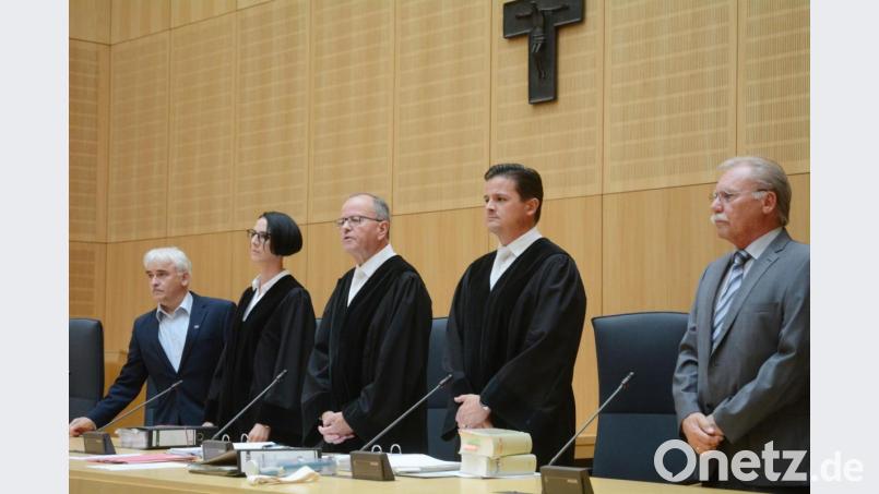 Die Schwurgerichtskammer am Landgericht Weiden unter Vorsitz von Richter Gerhard Heindl (Mitte, daneben die Richter Dr. Franziska Stegmair und Matthias Bauer sowie zwei Schöffen) verhängt sechs Jahre. Bild: Gabi Schönberger