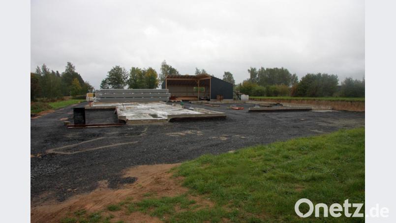 Aktuell wird das Gewerbegebiet an der Gütterner Straße erweitert. Noch nicht verlegt sind die Kanal- und Wasserleitungen. Bild: wro