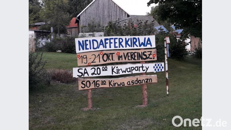Mit den Hinweisschildern an den Ortseingängen weist die KLJB Neudorf auf die bevorstehende Kirchweih hin Bild: hme
