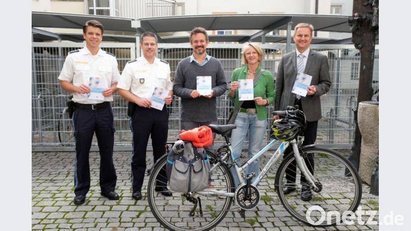 Sie wünschen sich eine schöne und unfallfreie Fahrradtour um die Amberger Altstadt (von links.): Polizeipressesprecher Achim Kuchenbecker, der Leiter der Polizeiinspektion Amberg Thomas Lachner, Professor Martin Frey und Gerlinde Köder von Critical Mass Amberg sowie Bernhard Mitko, Leiter des städtischen Referats für Recht, Umwelt und Personal. Bild: Susanne Schwab