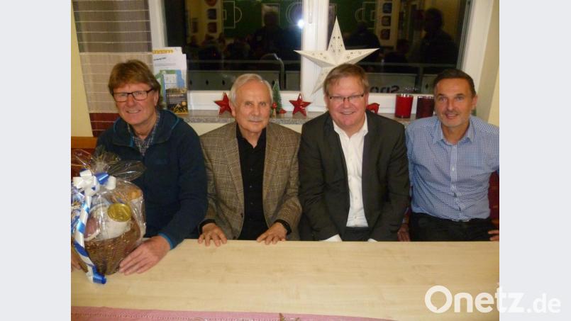 Richard Lengfelder (links) wurde bei der Jahreshauptversammlung des Stadtverbands aus dem Amt des stellvertrenden Vorsitzenden verabschiedet. Rechts neben ihm der einstimmig wiedergewählte Vorsitzende Norbert Fischer, OB Michael Cerny und der neue, ebenfalls ohne Gegenstimme gewählte stellvertretende Vorsitzende Wolfgang Meier. Bild: usc