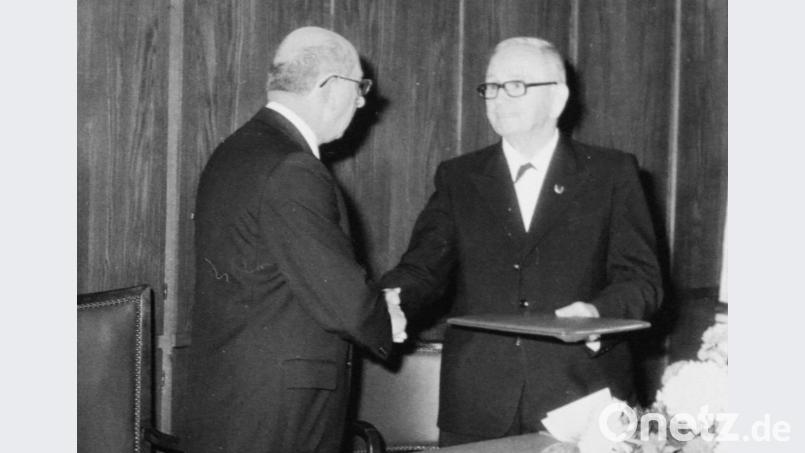 Hans Müller (rechts im Bild) erhielt 1973 die Ehrenbürgerurkunde aus den Händen von Bürgermeister Richard Kammerer. Repro: njn