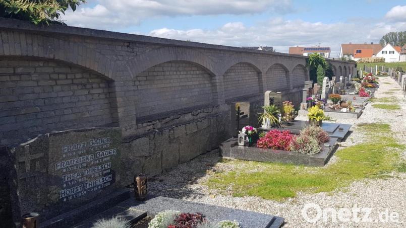 Die Friedhofmauer in Altenstadt weist große Mängel auf. Eine neue Mauer kostet viel Geld, die auf die Grabbesitzer umgelegt werden müsste. Bild: dob