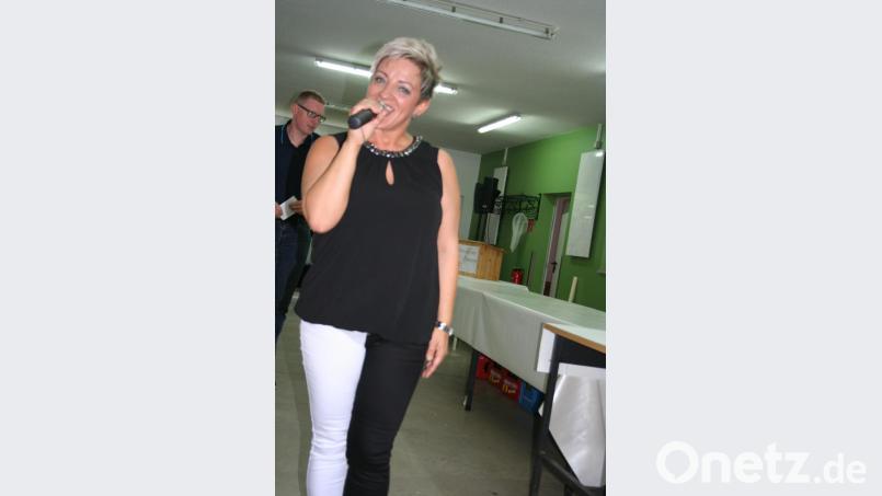 Singend und tänzelnd wirbelt Sängerin Andrea durch die Tischreihen und begeistert nicht nur die männlichen &quot;Frohsinnler&quot;. Bild: gpa