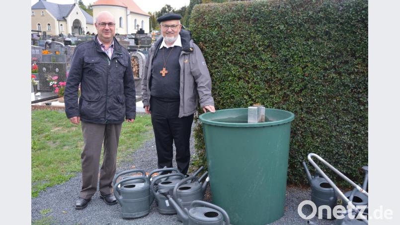 Kirchenpfleger Wolfgang Hecht (links) und Stadtpfarrer Anton Witt gaben bei einem Ortstermin einen Überblick über verschiedene Sanierungsmaßnahmen auf dem Mitterteicher Friedhof. Geschaffen wurde dabei auch eine neue Wasserentnahmestelle. Bild: jr