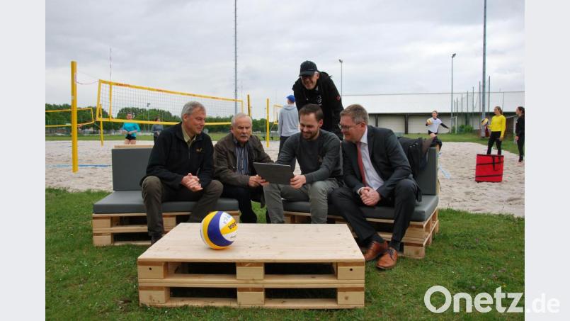 Christian Hummel (Mitte) zeigt Thomas Groha, Norbert Fischer, Roy Nanka und Oberbürgermeister Michael Cerny (von links) seine Ideen zur Gestaltung des Beachvolleyball-Areals Bild: gsp