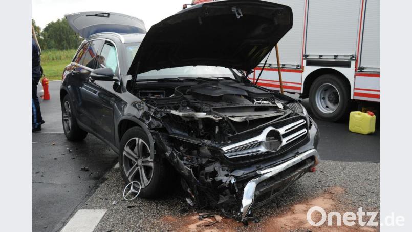 Der total beschädigte Mercedes Benz der Unfallverursacherin. Bild: gf