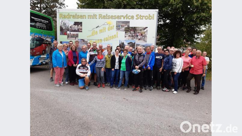 Das Bild zeigt die Teilnehmer der Radtour nach dem Verladen der Räder in Schwenningen. Bild: Axel Spachtholz/exb