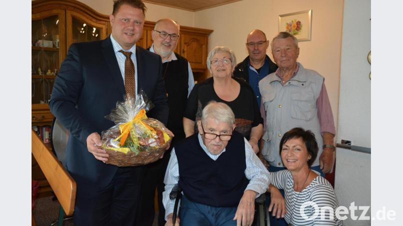 Wolfgang Ellmauer (vorne, Mitte) feierte seinen 80. Geburtstag. Es gratulierten neben Ehefrau Lidwina (stehend, Mitte) auch Schwägerin Michaela (vorne rechts), Zweiter Bürgermeister Stefan Grillmeier und Stadtpfarrer Anton Witt (stehend, von links) sowie Manfred Heinrich und Wolfgang Pilz (stehend, von rechts) von der Siedlergemeinschaft Mitterteich. Bild: jr