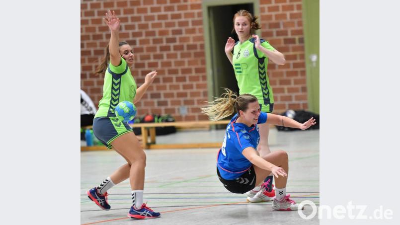 Nach dem erfolgreichen Saisonauftakt gegen die SG Rohr/Pavelsbach (Bild) fahren die Handballerinnen des HC Weiden zum schweren Auswärtsspiel nach Schwarzenfeld. Die Szene zeigt Jasmin Häring (blaues Trikot) in Aktion. Bild: A. Schwarzmeier