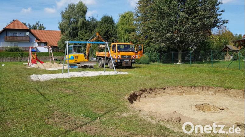 Bürger, die im letzten Jahr Kritik an der Spielplatzanlage übten, packten bei der Neugestaltung kräftig mit an, lobte Bürgermeister Andreas Wutzlhofer bei der Bürgerversammlung in Altenstadt. Bild: dob