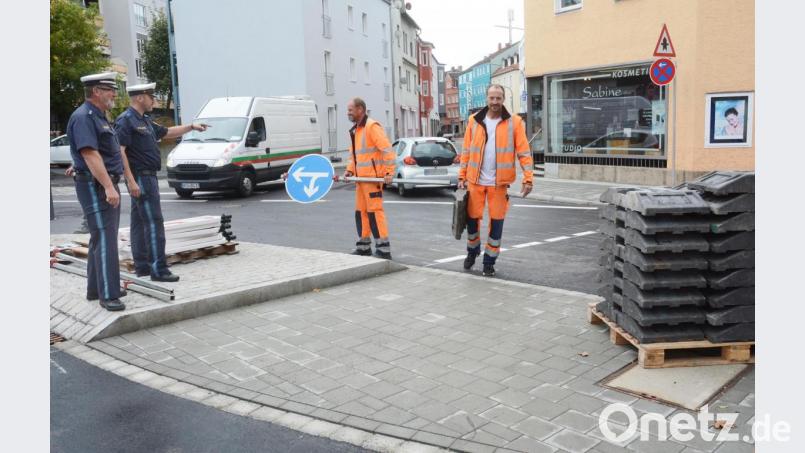 Kurz vor knapp vor der NOC-Eröffnung wird der neu gestaltete Verkehrsknoten Schiller-, Luitpold- und Ringstraße geräumt, der eine der Hauptzufahrten zum NOC-Parkdeck bildet (von links): Hauptkommissar Johann Wurm, Verkehrssachbearbeiter der Polizei Weiden, und sein Stellvertreter, Polizeihauptmeister Thomas Nörl, mit Stadt-Mitarbeitern. Bild: Gabi Schönberger