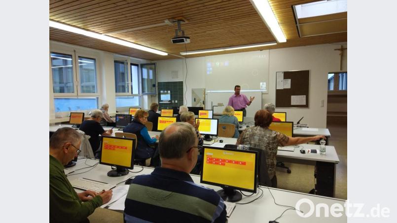 Jürgen Blumberg (hinten) gab Senioren Einblicke in die Welt von Computer, Smartphone und Co. Bild: exb