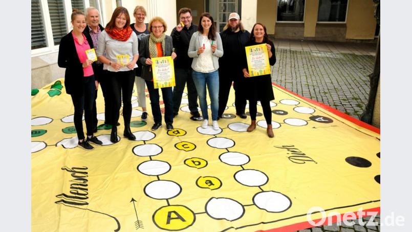 Die Organisatoren der ersten deutschen inklusiven „Mensch ärgere dich nicht“-Meisterschaft um Bürgermeisterin Brigitte Netta (Fünfte von links) stellten ihr Projekt vor. Bild: Stephan Huber