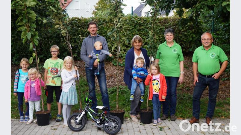 Karl Ruhland und Christa Bösl (von rechts) übergaben an sechs Nachwuchsgärtner „Kinderbäume“. Bild: weu