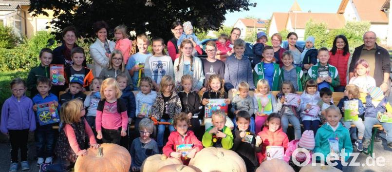 Das schwerste Prachtexemplar wog 47,10 Kilogramm. Das Organisationsteam (hinten von rechts) Vorsitzender Hubert Obermeier und Alexandra Sastalla sowie Rita Schatz (hinten links) freuen sich über das begeisterte Mitmachen der 50 Mädchen und Buben. Bild: ohr