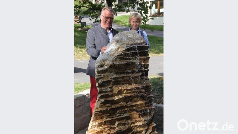 &quot;Wasser marsch&quot;: Bürgermeister Franz Stahl setzte den Dorfbrunnen in Bewegung. Bild: kro