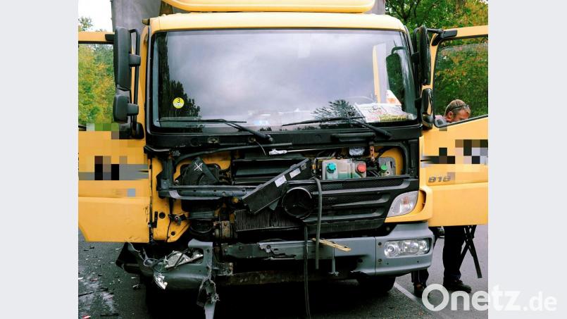 Auch der Lastwagen aus dem Mittleren Erzgebirgskreis wurde erheblich demoliert Bild: ge