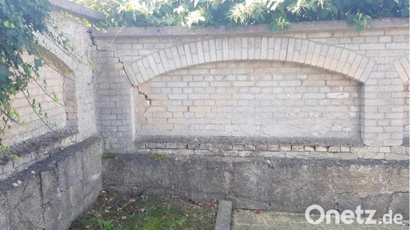 Die Friedhofmauer in Altenstadt weist große Risse auf. Bild: dob