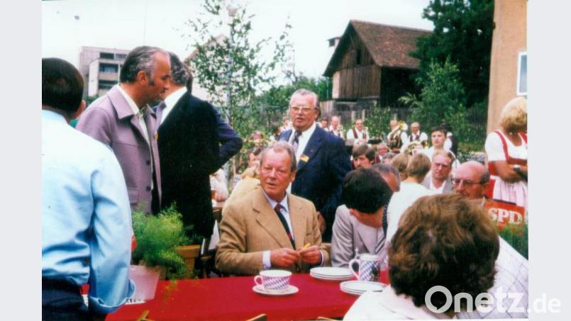 1977 besucht Willy Brandt die Steinwaldstadt. Die Erbendorfer Genossen feiern an der Stadthalle. Links im Bild: der damalige SPD-Ortsvereinsvorsitzende Franz Bauer senior. Repro: njn