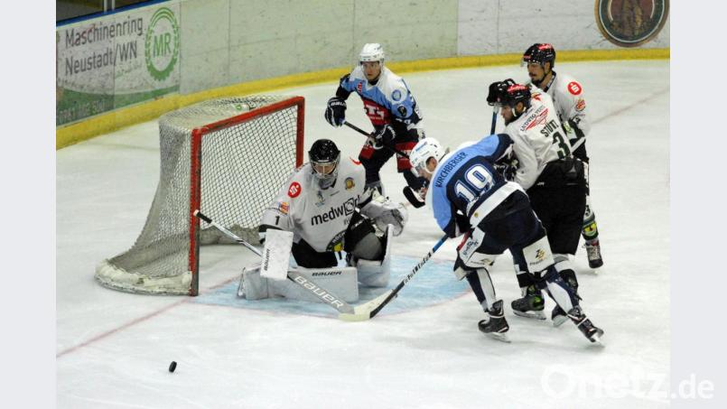 Mit der schweren Partie bei den Starbulls Rosenheim starten die Blue Devils am Freitag in die neue Oberliga-Saison. Zum ersten Heimspiel empfangen die Weidener am Sonntag um 18.30 Uhr den Höchstadter EC (Szene aus der vergangenen Saison). Bild: gb
