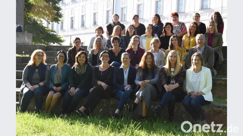 Die ehemaligen Schülerinnen des Jahrgang 1979 feierten jetzt Wiedersehen in der Mädchenrealschule Waldsassen. Bild: Gelis Fotostudio