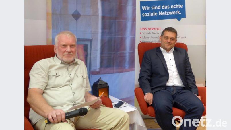Gesprächsleiter Alfons Ernstberger (links) und Rentenberater Markus Nickl diskutieren über die Rente. Bild: fsb