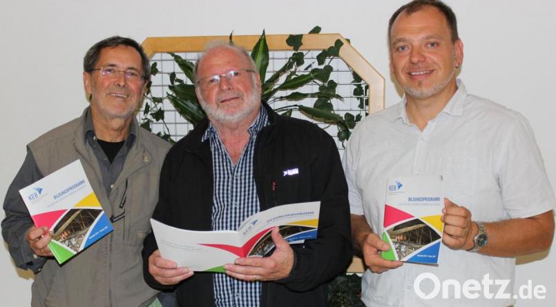 Das KEB-Leitungsteam bei der Programmvorstellung: die Bildungsrefernten Christian Irlbacher (rechts) und Johann Bauer (links) mit Vorsitzendem Sebastian Sonntag. Bild: Irlbacher/exb