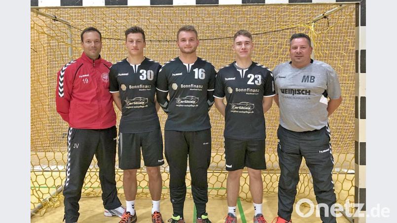 Die Neuzugänge des HV für die kommende Spielzeit zusammen mit Trainer Jan Vetrovec (links) und Betreuer Mario Baier (rechts): Torwart Tobias Fink (Mitte), Lucas Bindl (Zweiter von rechts) und Jannik Uschold. Bild: Günter Uschold (gud)